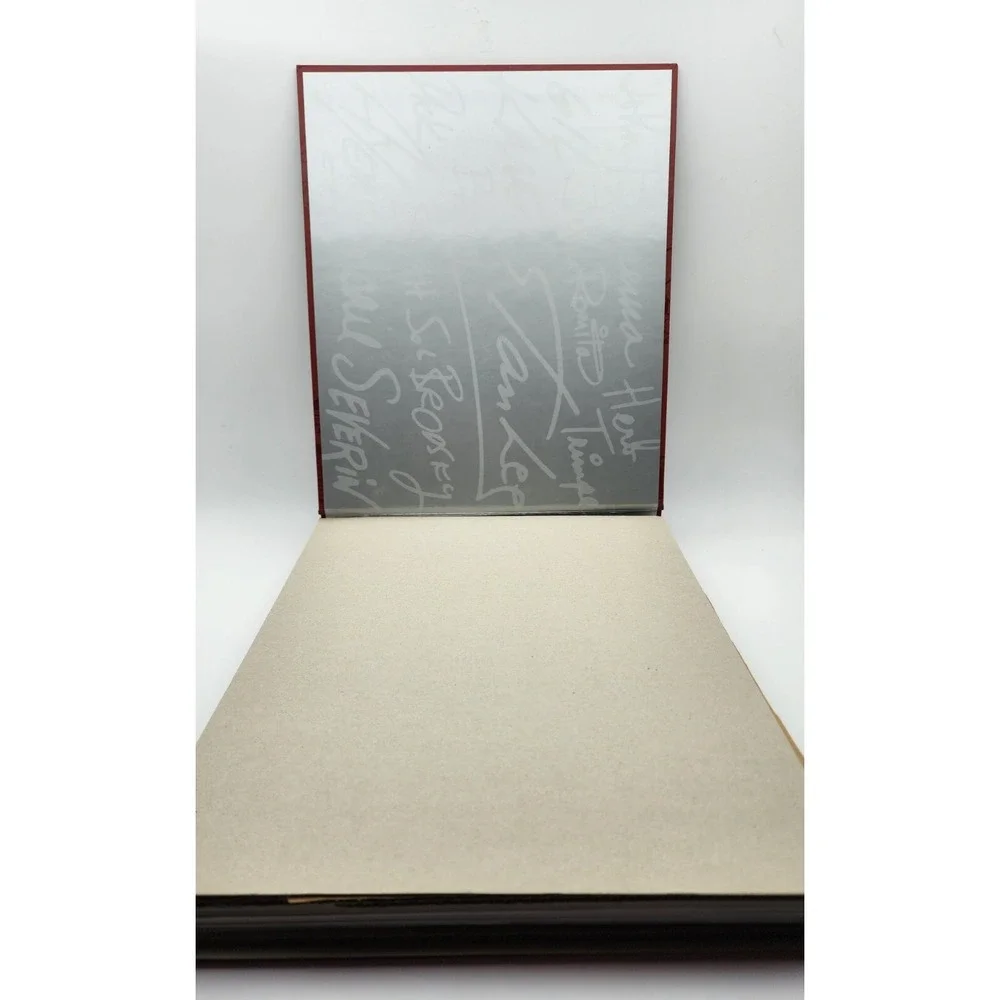 The Marvel Vault: Museum-in-a-Book with Rare Collectibles FRENCH‎